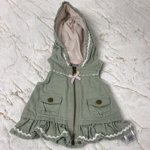 Moss green hooded zip up vest w/ ruffled hem